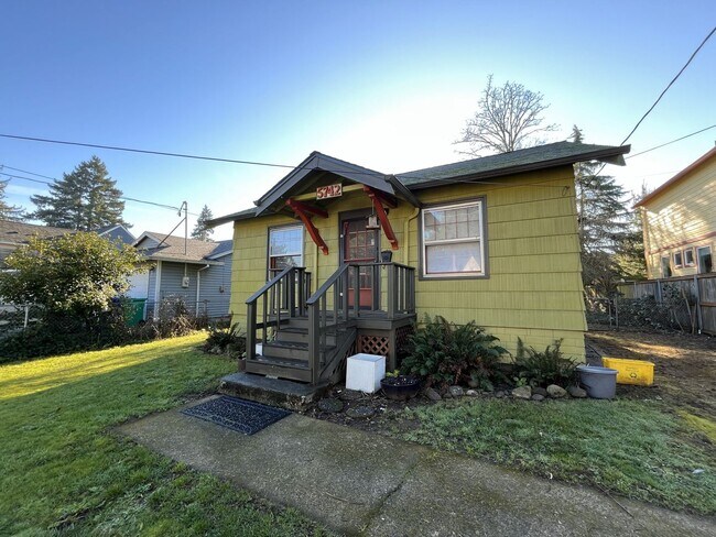 Foto del edificio - Character-Rich Two-Bedroom with Vintage Bath, Ample Storage & Expansive Outdoor Space