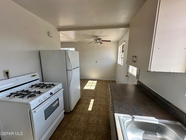 Building Photo - 5036 Louis Dr