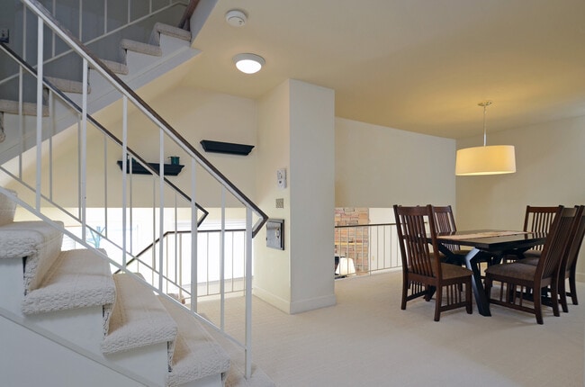 Building Photo - Wonderful 3 Bed 2 Bath Townhome in Little ...
