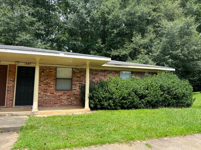 Foto del edificio - 2bed/1bath off Hampton for August!!!