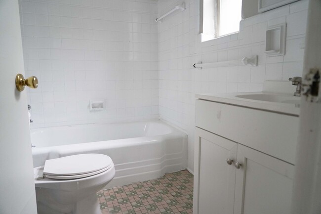 Building Photo - 3025 Clifton Ave