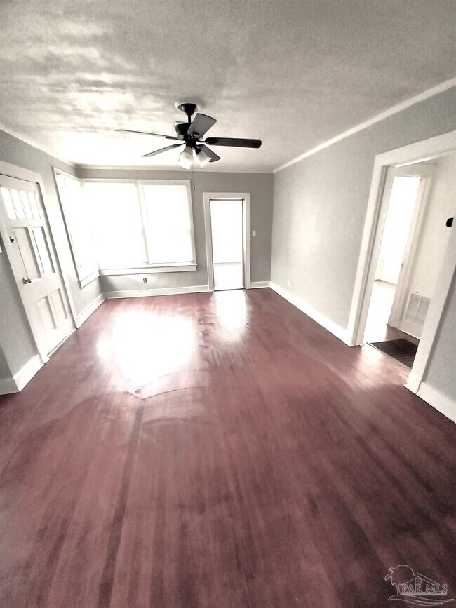 Foto del edificio - 1120 S Old Corry Field Rd