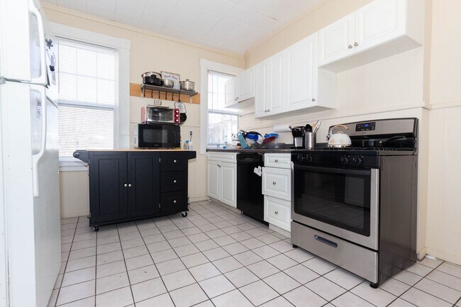 Building Photo - NO BROKER FEE!  SPACIOUS AND BRIGHT BRIGHTON CTR 5 BED/3 BATH AVAIL 9/1