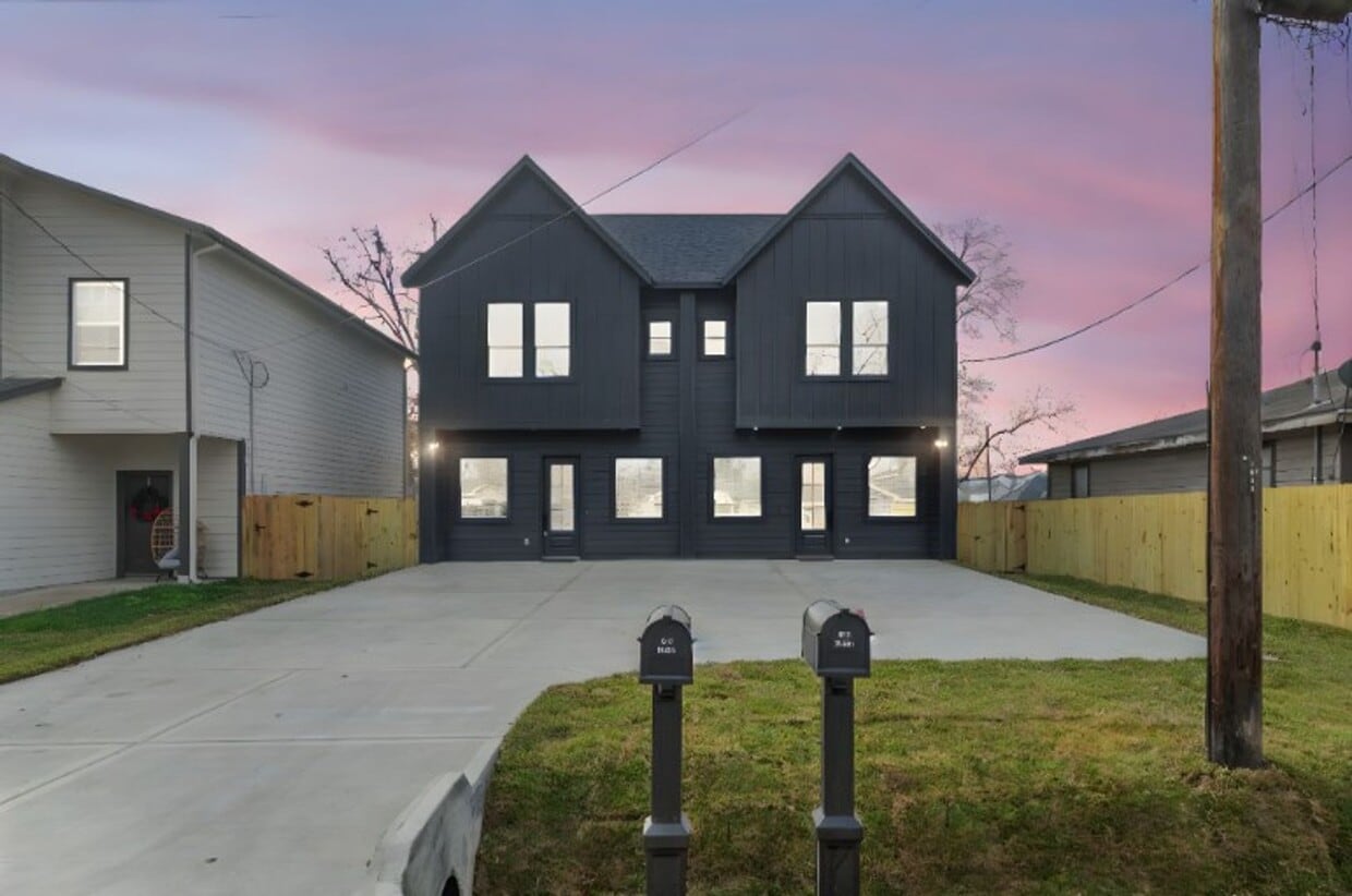 Photo - 7956 Bonaire St