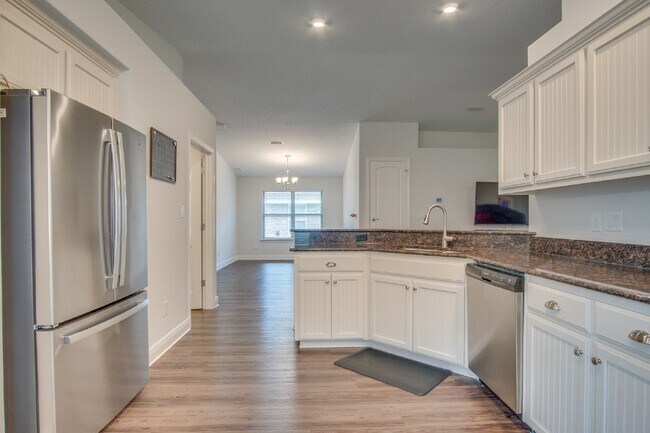 Building Photo - 4 bedroom 2 bathroom brick home with a spa...
