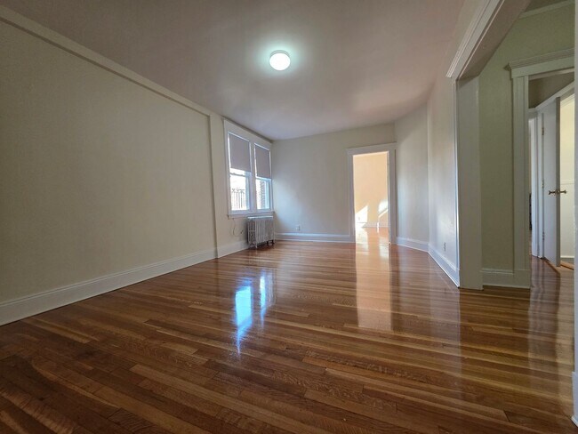 Foto del edificio - No Brokers Fee, No Security Deposit, Heat,...