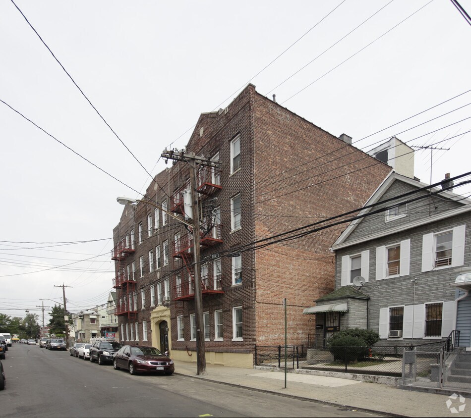 Building Photo - Lincoln Court