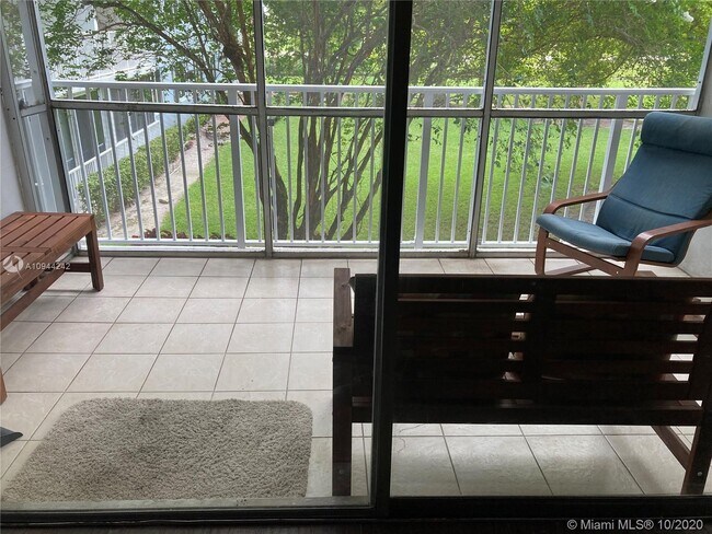 Foto del edificio - 4200 Hillcrest Dr