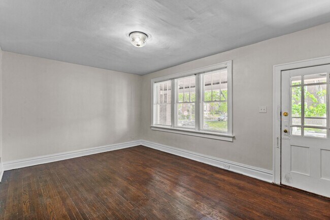 Foto del edificio - 4460 Russell Blvd