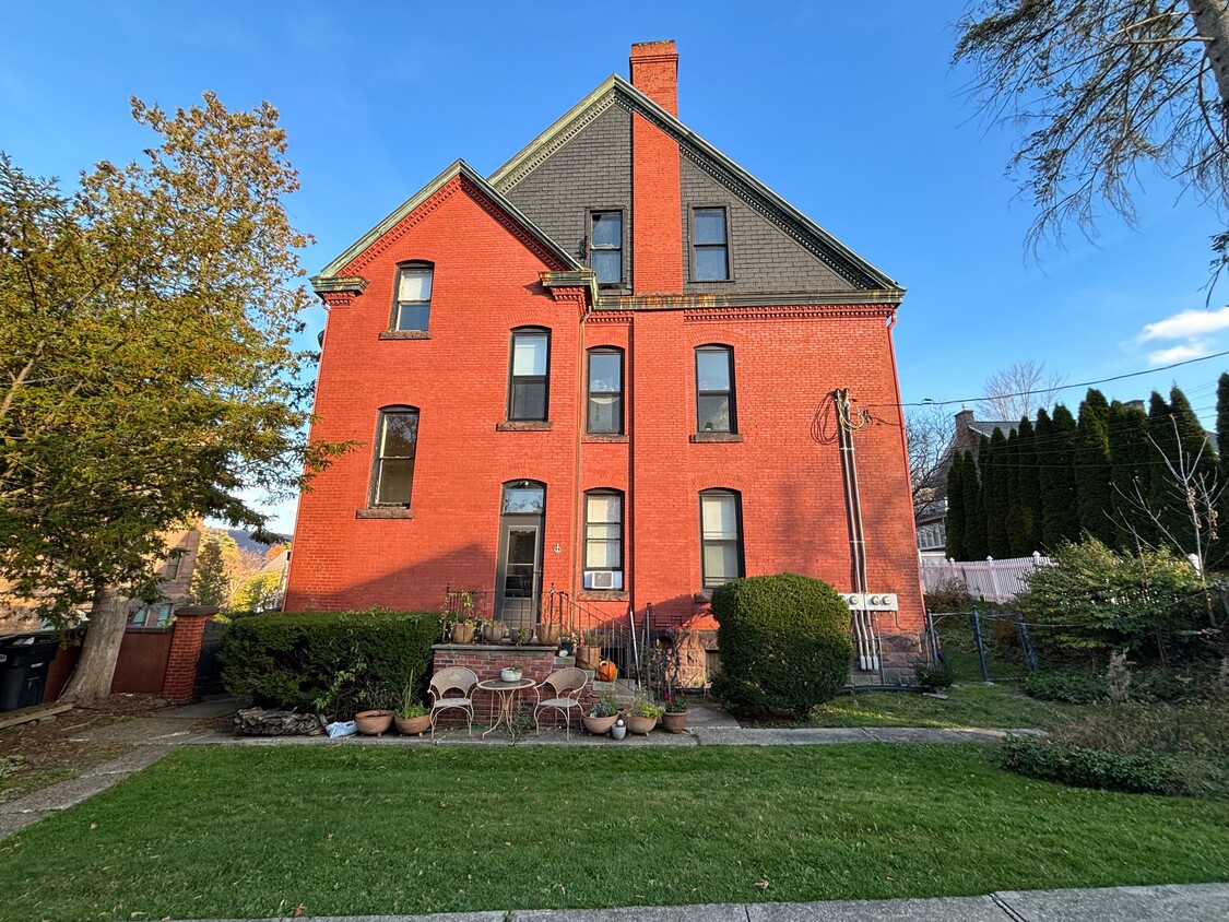 Primary Photo - Oak Apartment