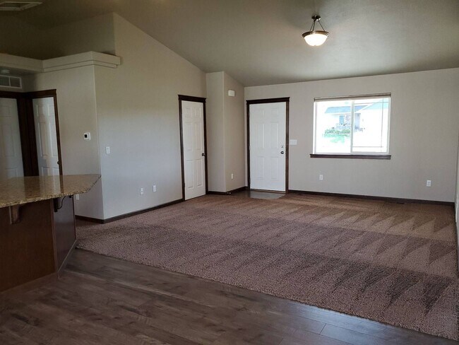 Foto del edificio - Lovely newer 3 bedroom 2 bath home for ren...