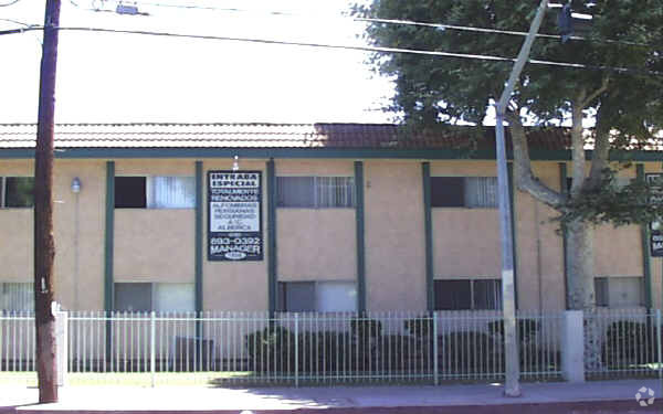 Foto del edificio - 8750 Langdon Avenue