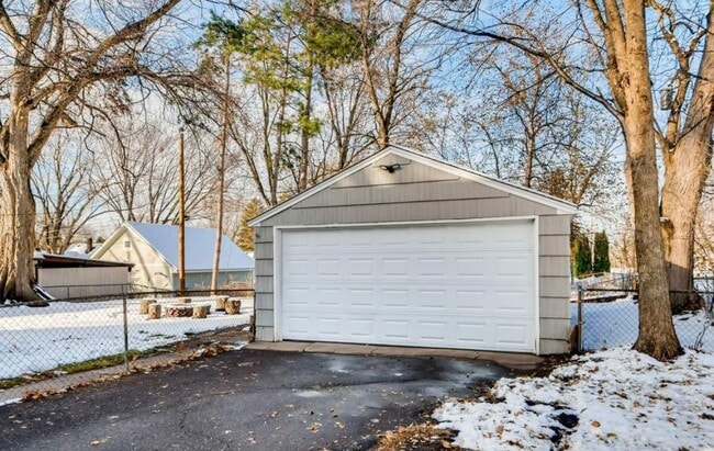 Foto del edificio - 1713 Laurie Rd E