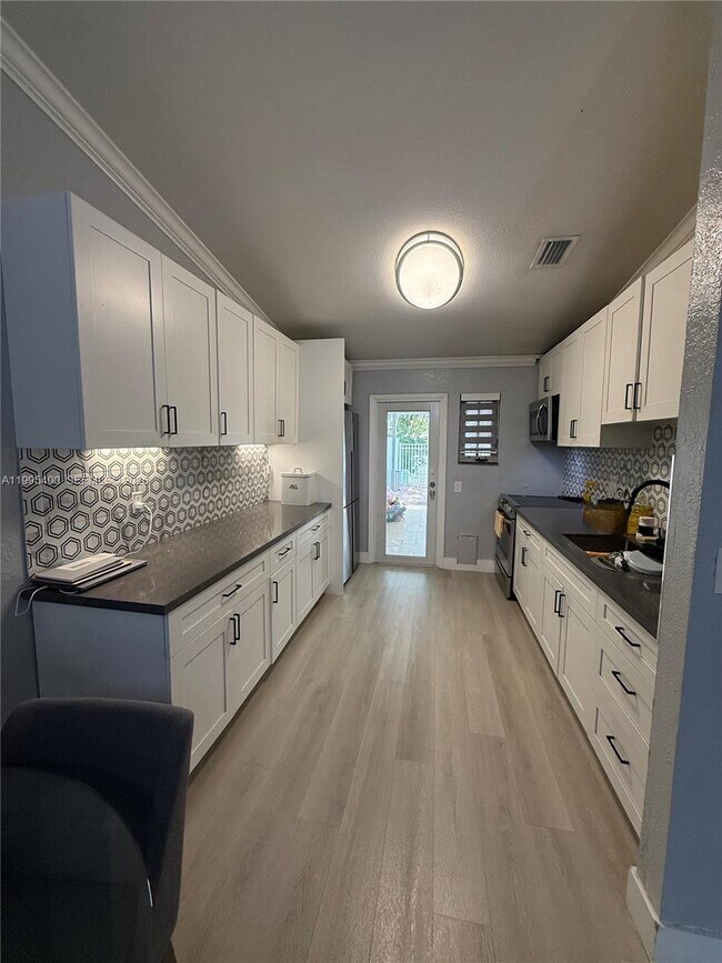 Foto del edificio - 328 NW 47th St