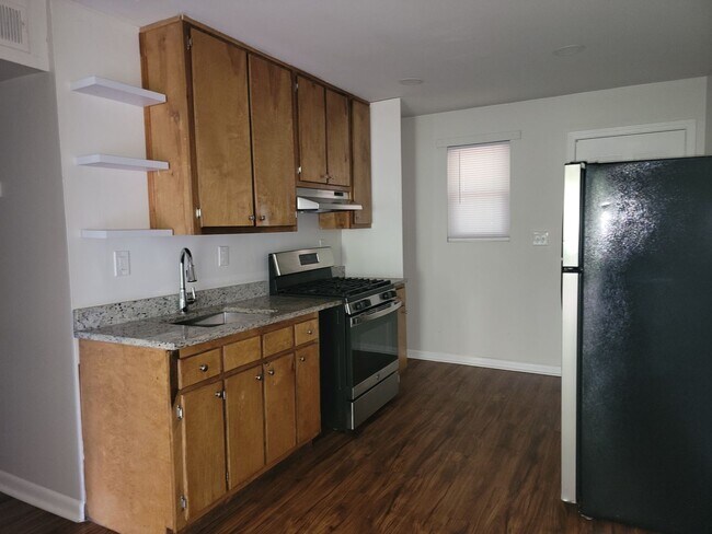 Building Photo - Renovated - Minutes ATL, East Point, Colle...