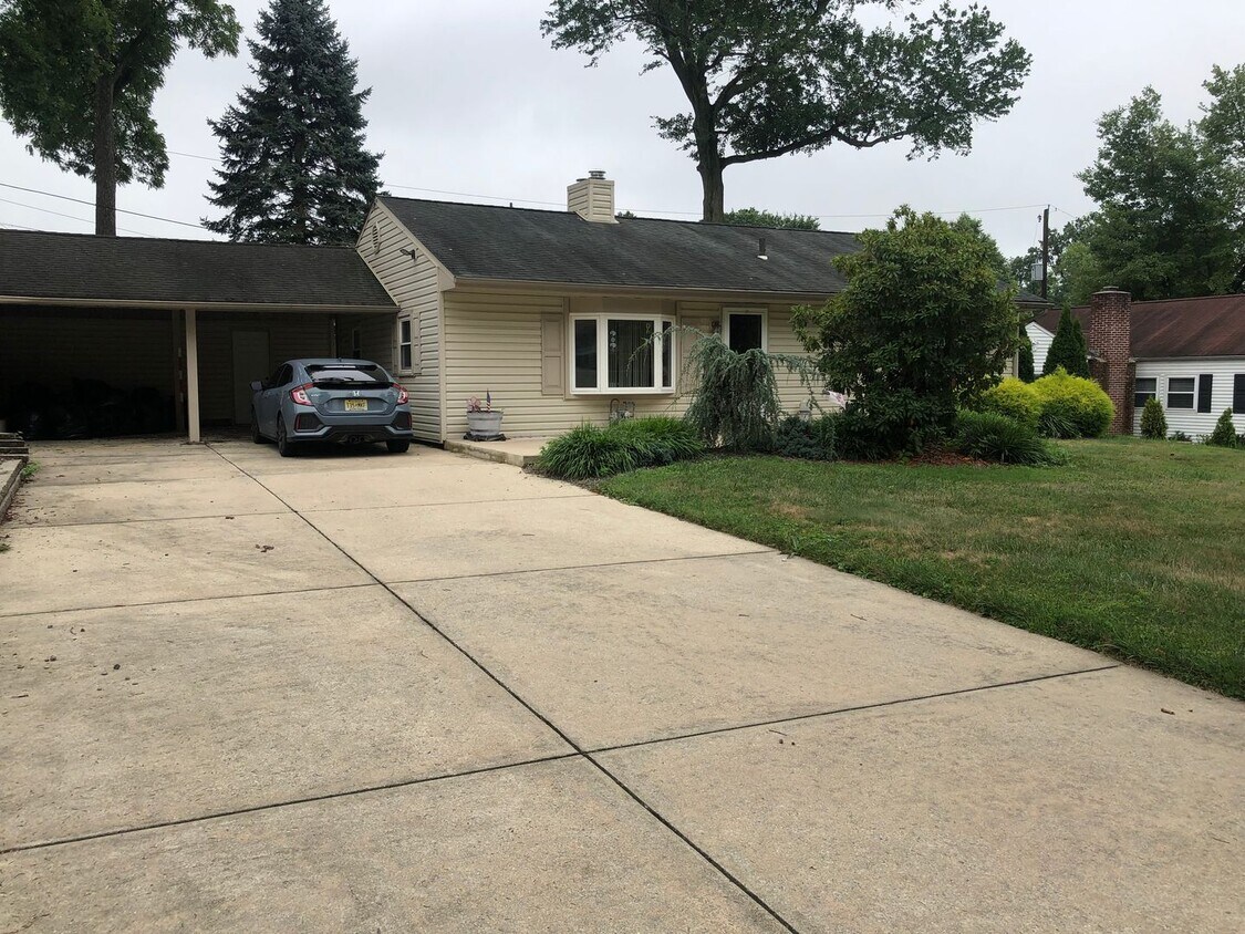 Foto principal - Great Family Home! 3 Bedroom/1 Bath Home o...