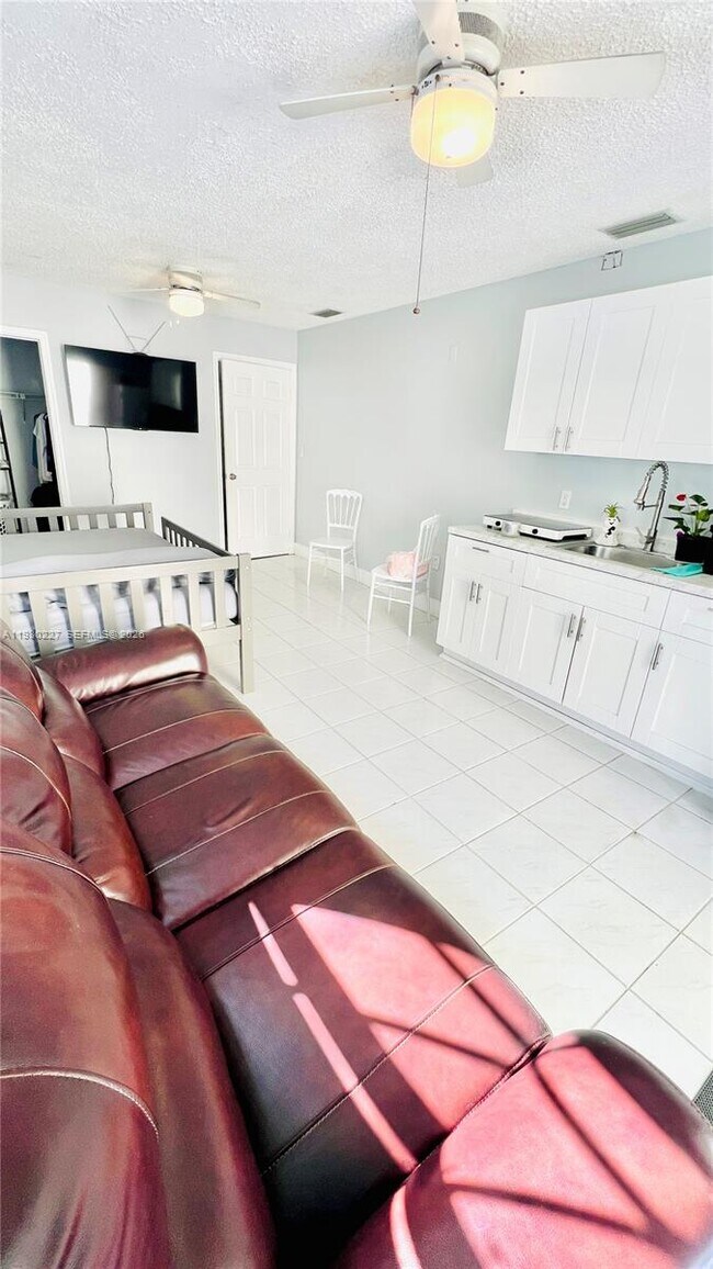 Foto del edificio - 18901 NW 77th Ct