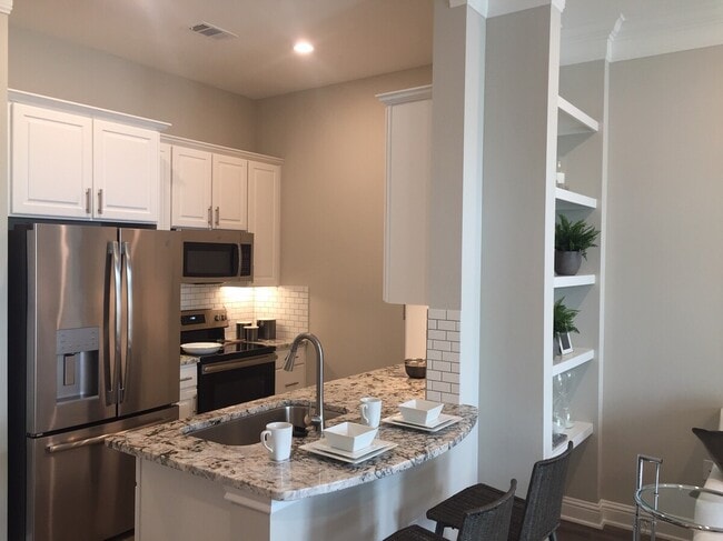Luxury Living – Steps from Everything!! - Luxury Living – Steps from Everything!! Apartment