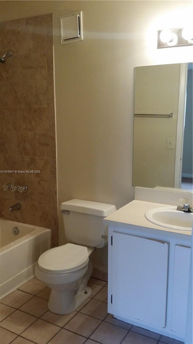 Foto del edificio - 9457 Palm Cir N