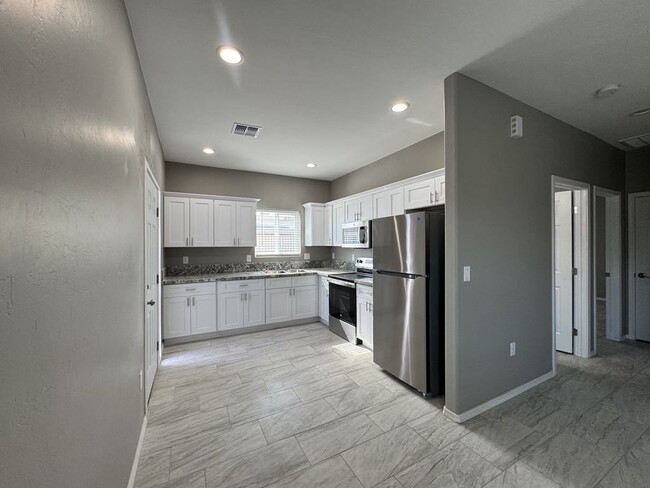 Building Photo - New Construction, New Appliances, New Blin...