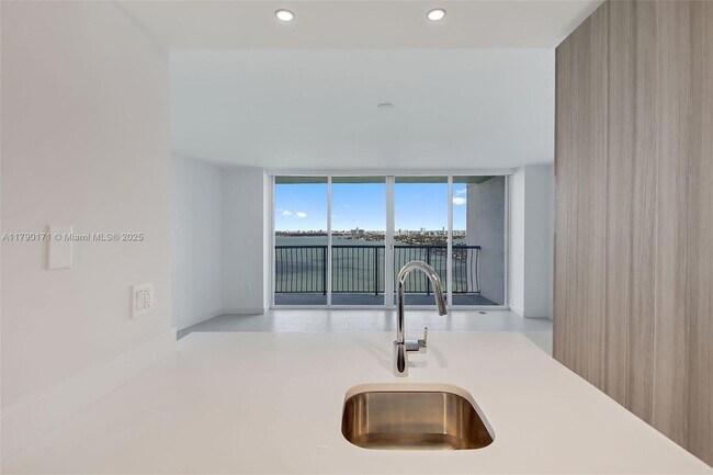 Building Photo - 1756 N Bayshore Dr