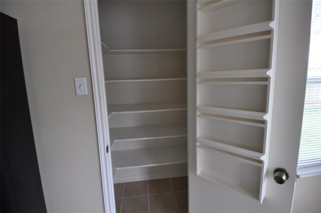 Foto del edificio - 5823 Ridgebluff Ln