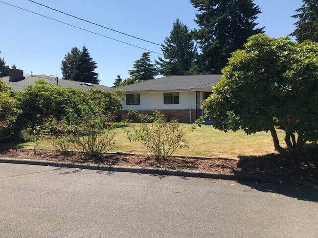 Building Photo - Beautiful 4 bed Rambler with 1.5 bath and ...