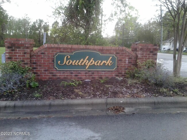 Foto del edificio - 201 Two Oaks Ct