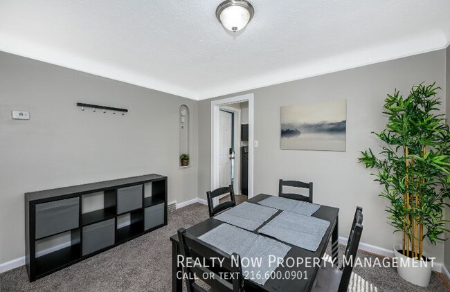 Building Photo - Updated 2 Bed second floor unit
