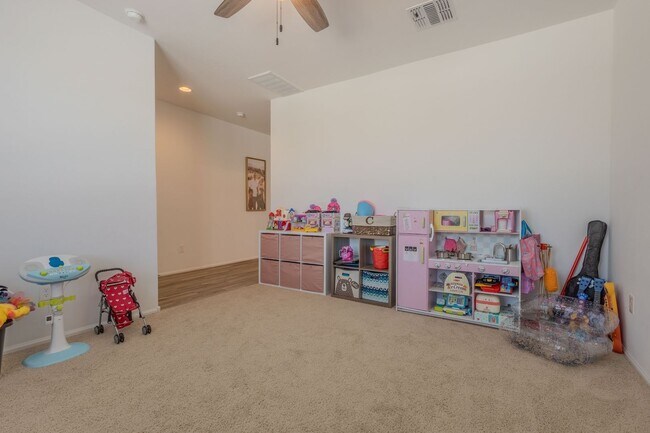 Building Photo - 3 Bedrooms, 2.5 Bathrooms