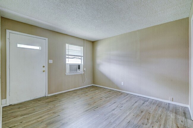 Building Photo - 2 bed, 1 bath apartment in Noble,OK