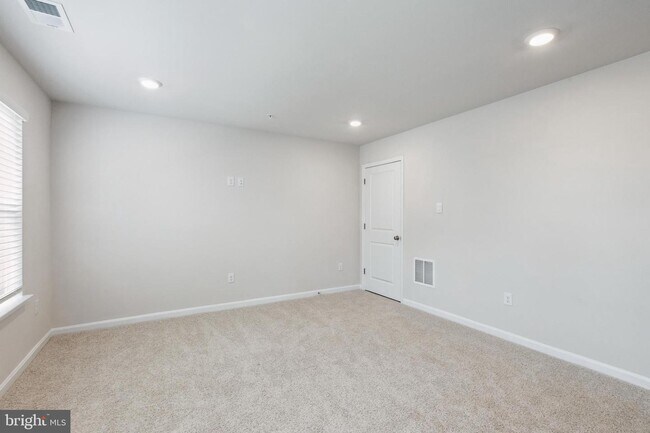 Building Photo - 811 Bond St