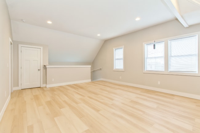 Building Photo - 2508 Lakeshore Dr