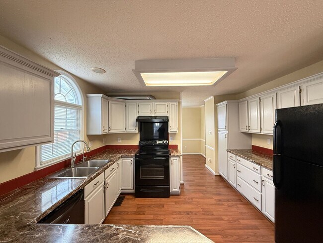 Building Photo - 928 Heatherstone Dr