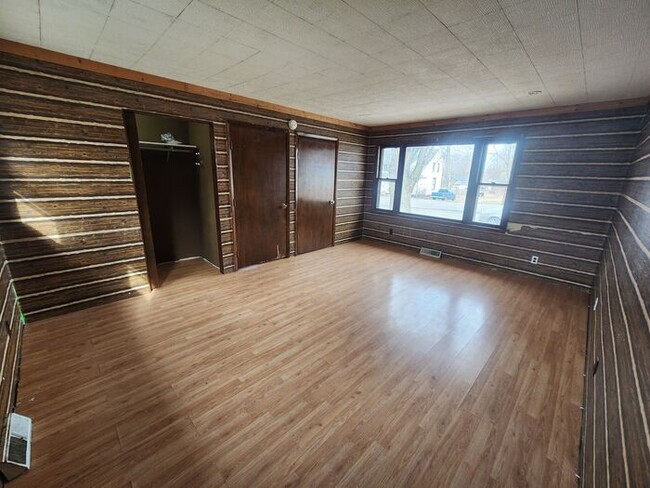 Building Photo - 2 Bedroom House in Newport, IN