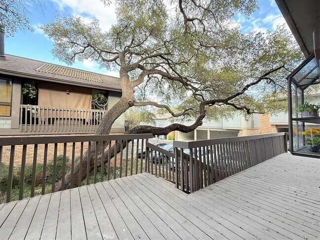 Foto del edificio - 7122 Wood Hollow Dr