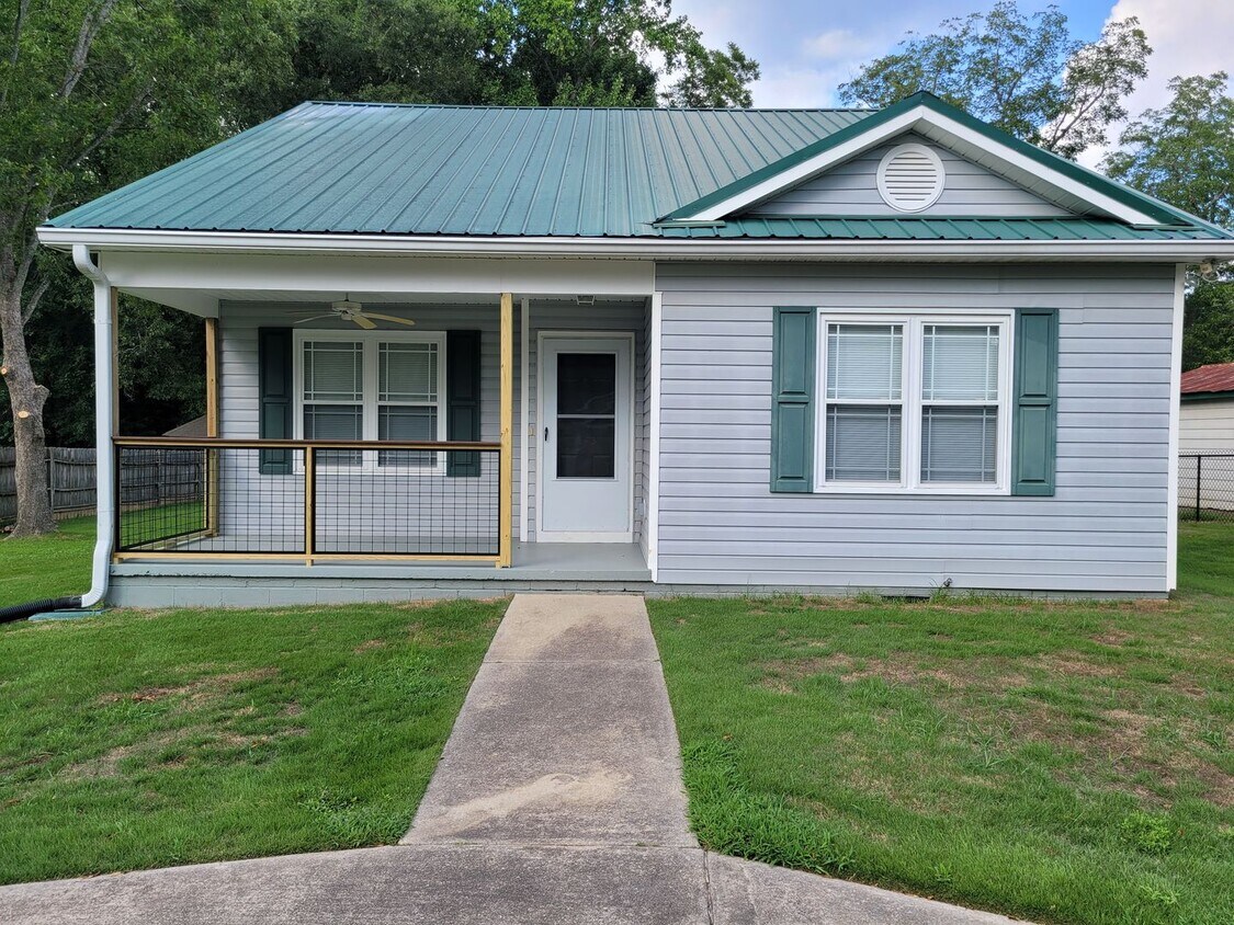 Primary Photo - 2BD 2BA Home plus Extra Room, Circular Dri...