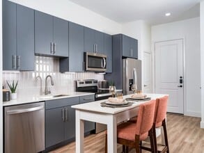 Building Photo - 641 W Crosstimbers St