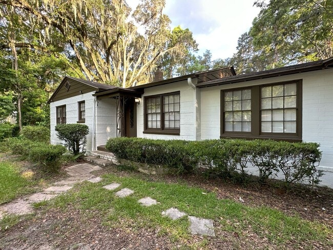 Building Photo - 3 Bedroom, 3 Bath House in Hibiscus Park -...