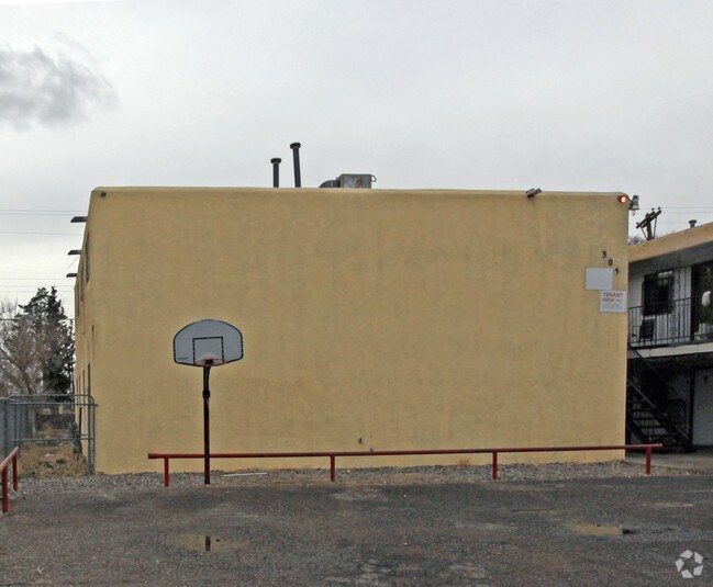Building Photo - 301-305 Rhode Island St SE