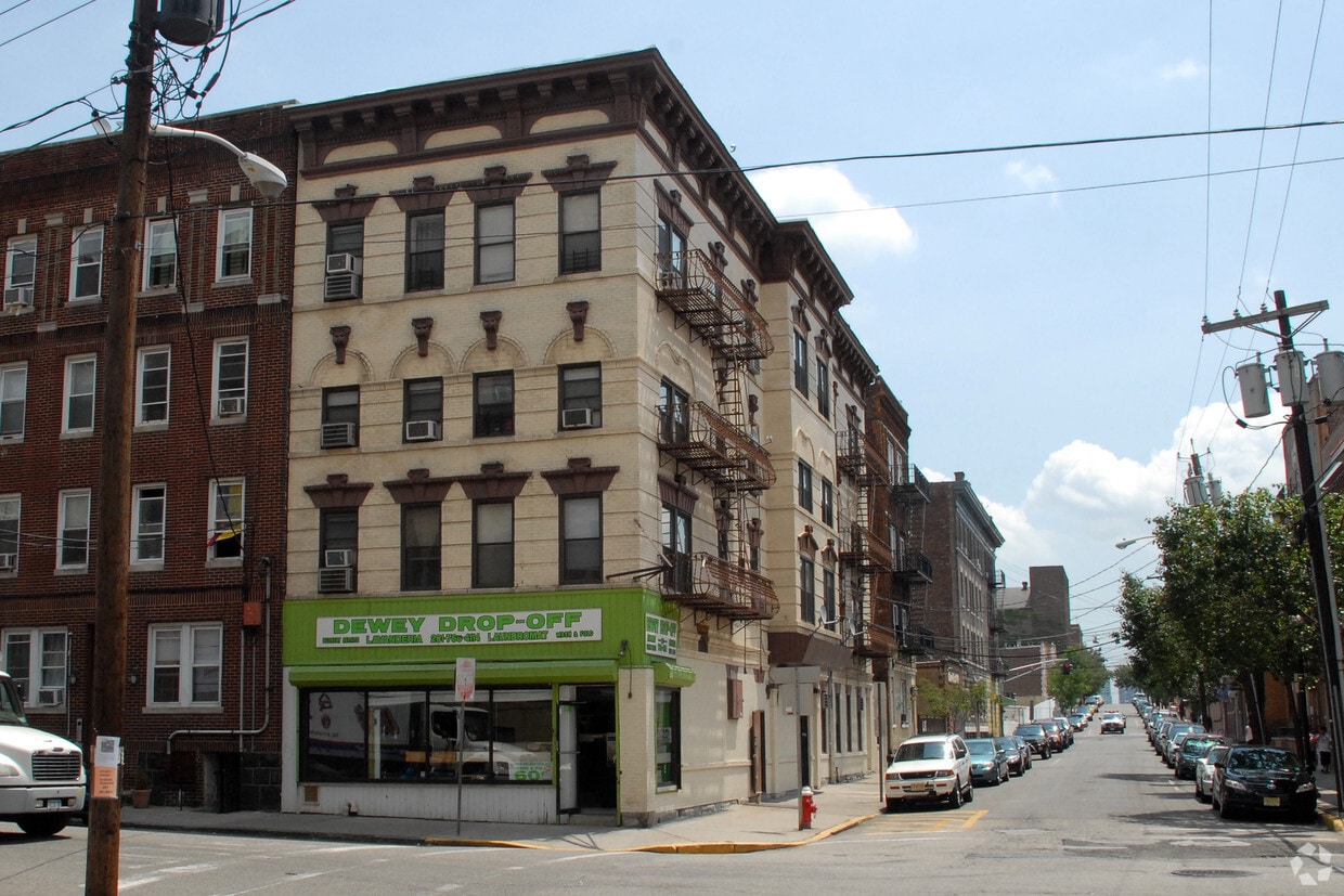 Building Photo - 220 64th St