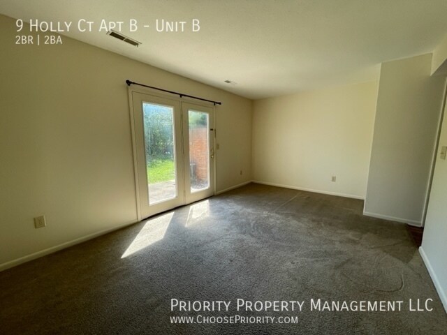 Building Photo - 2 bedroom, 1 .5 bath townhome