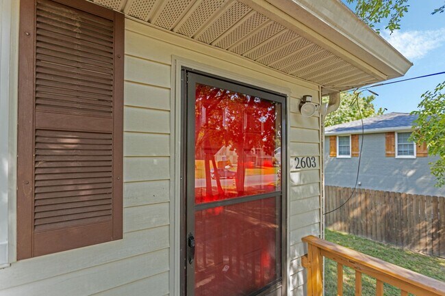 Building Photo - AVAILABLE NOW. 2 Bed 1 bath FOR LEASE in S...