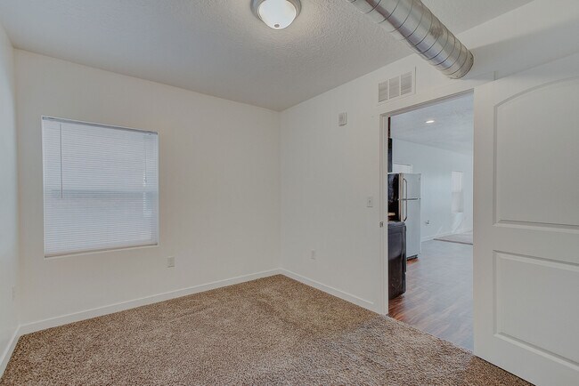 Building Photo - 419 E 200 S