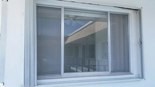 Building Photo - 2400 Lake Osborne Dr