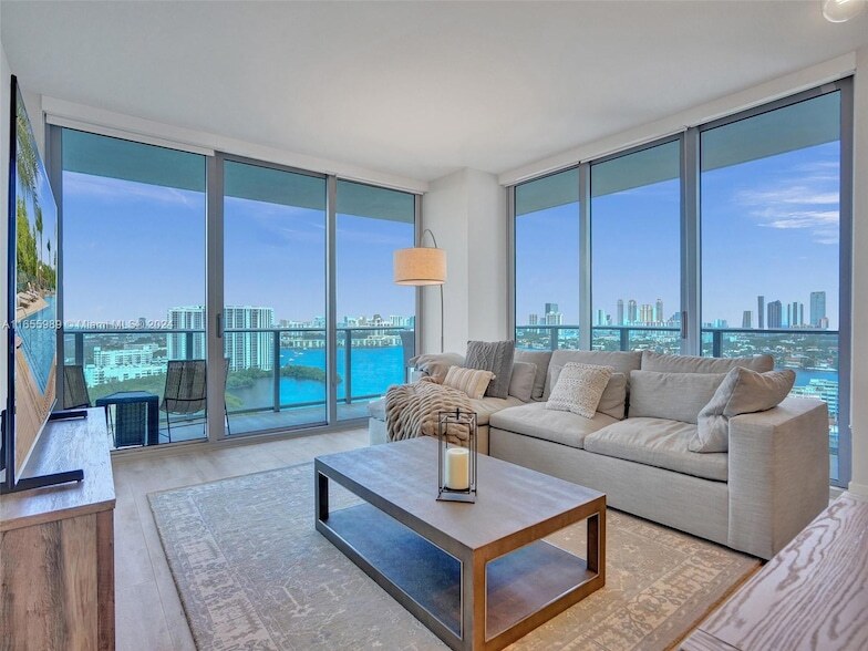 Foto principal - 16385 Biscayne Blvd