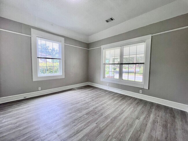 Building Photo - 4118 Columbia Ave