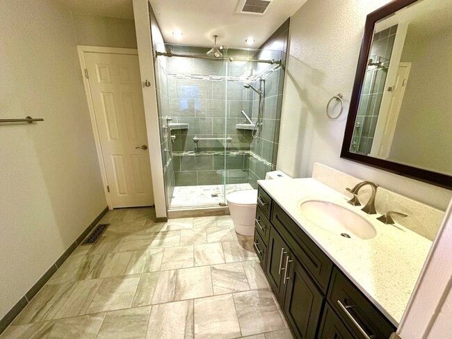 Foto del edificio - Virginia Hills-3 Bedroom, 2 Bath, Townhome with Garage and Pool