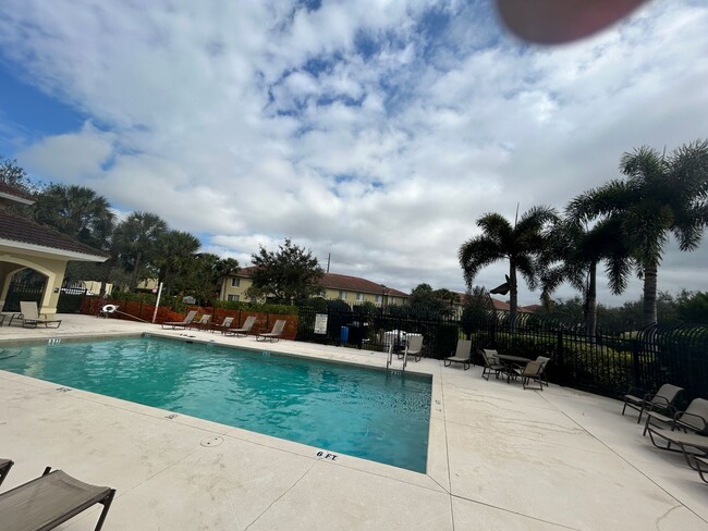 Building Photo - Coming Mid March beautiful townhouse with ...