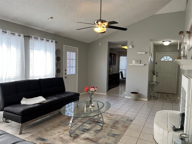 Foto del edificio - 6736 Black Wing Dr